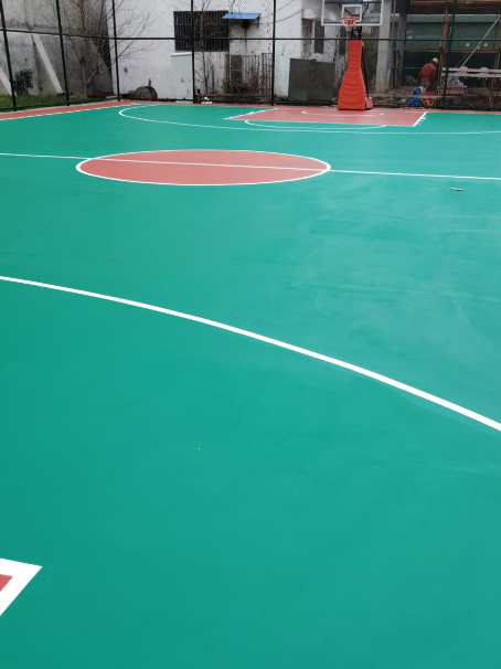 柳南 球场长期使用易出现地面开裂